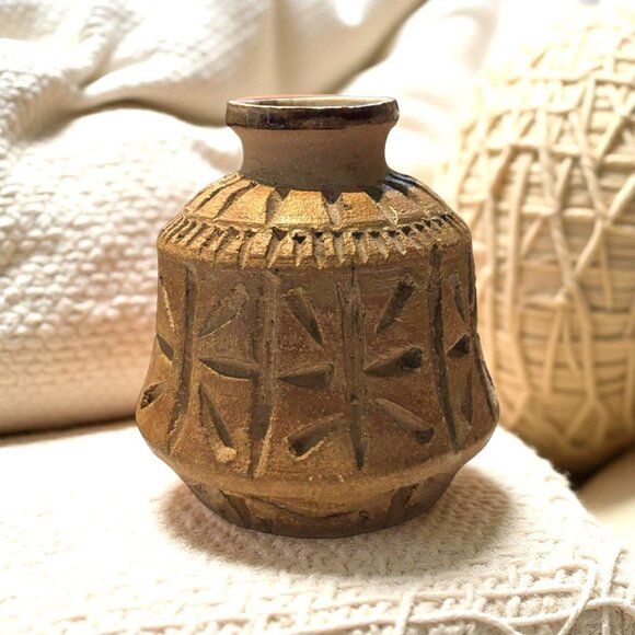 Vintage Canadian Studio Pottery Vase – Handcrafted Textured Brown Glaze, 3.5" x - Picture 6 of 7